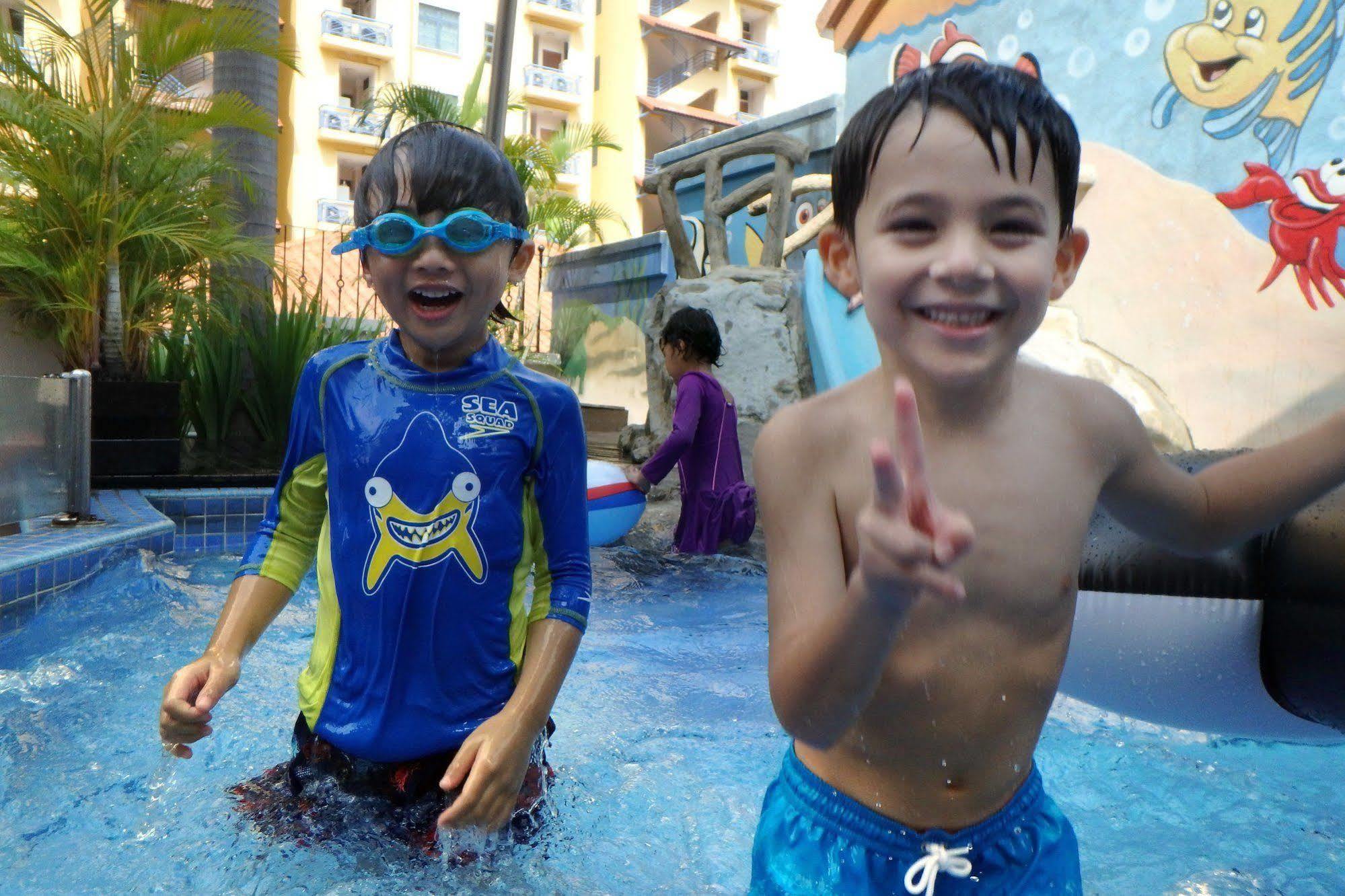Fraser Place Robertson Walk Singapore Exterior photo Children playing at the water park