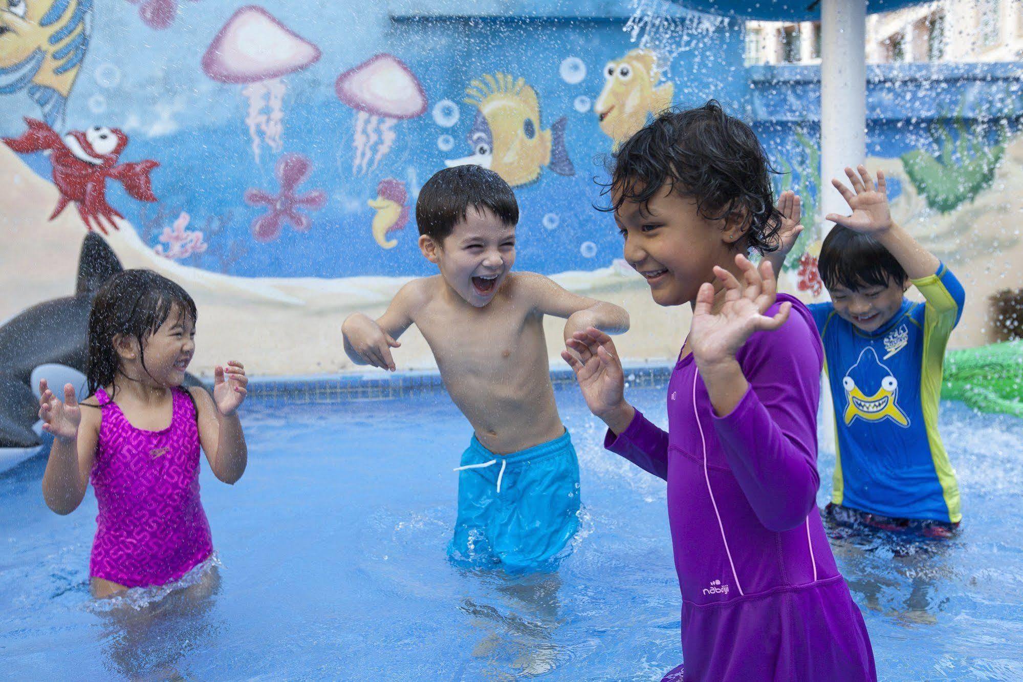 Fraser Place Robertson Walk Singapore Exterior photo Children playing at the water park